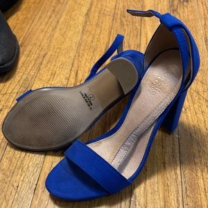 Blue velvet pumps